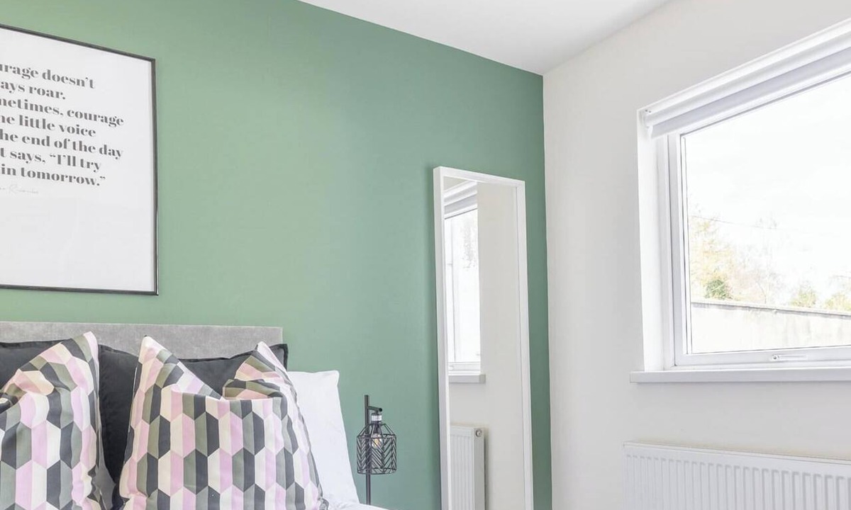Bogside Apartment | Private Double Room with Shared Bathroom In Derry City Centre