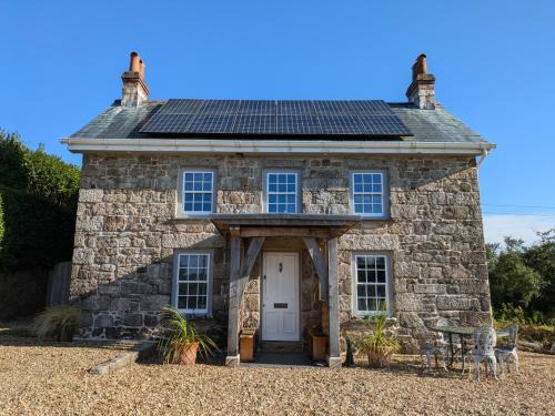 Mabe House | Private Double Room and Ensuite in Historic Cornish Cottage