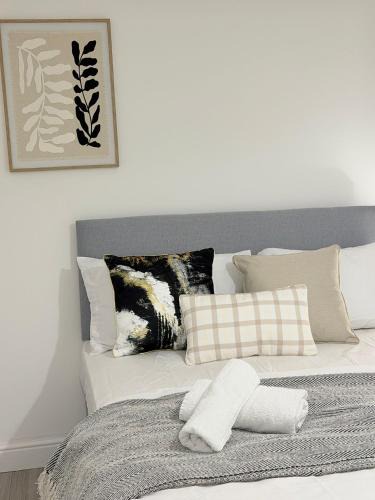 Luton House | Private double room, in centre near mall and Uni