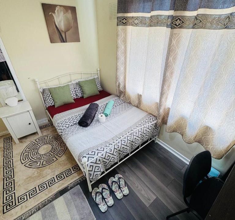 Bloxwich House | Private Double Room Near Birmingham Airport & NEC with Free Parking