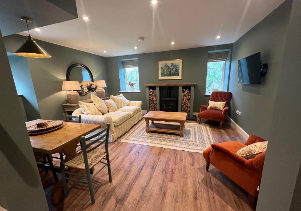 Loanhead House | Quaint self contained cottage near Edinburgh.
