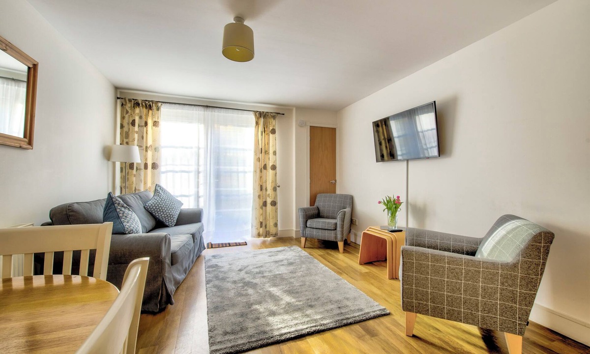 Bonnington Apartment | Quiet central Edinburgh apartment with free parking and 2 bathrooms