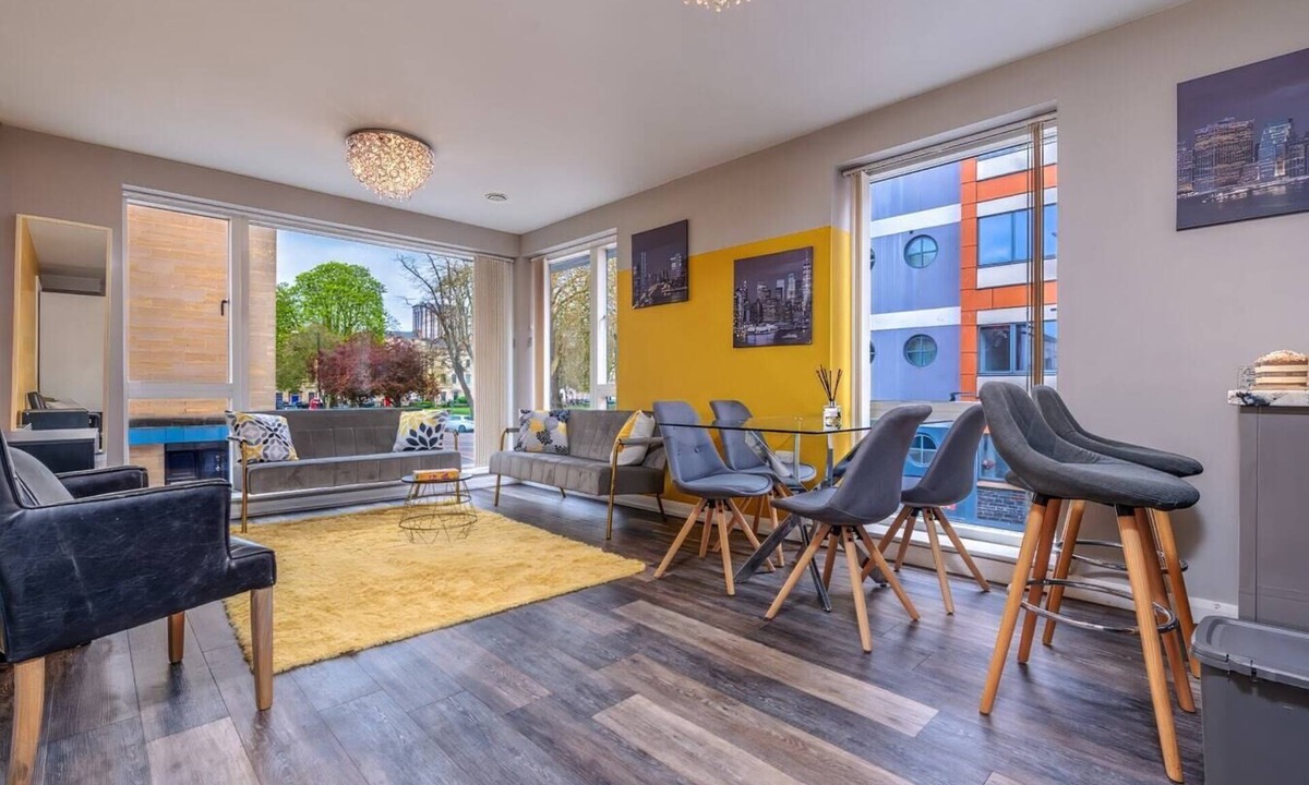 Saint Paul's Apartment | Quiet garden view flat by Portland Square