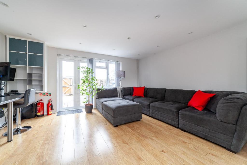 Edmonton Apartment | Quiet & Spacious 2BR Flat wGarden near Edmonton