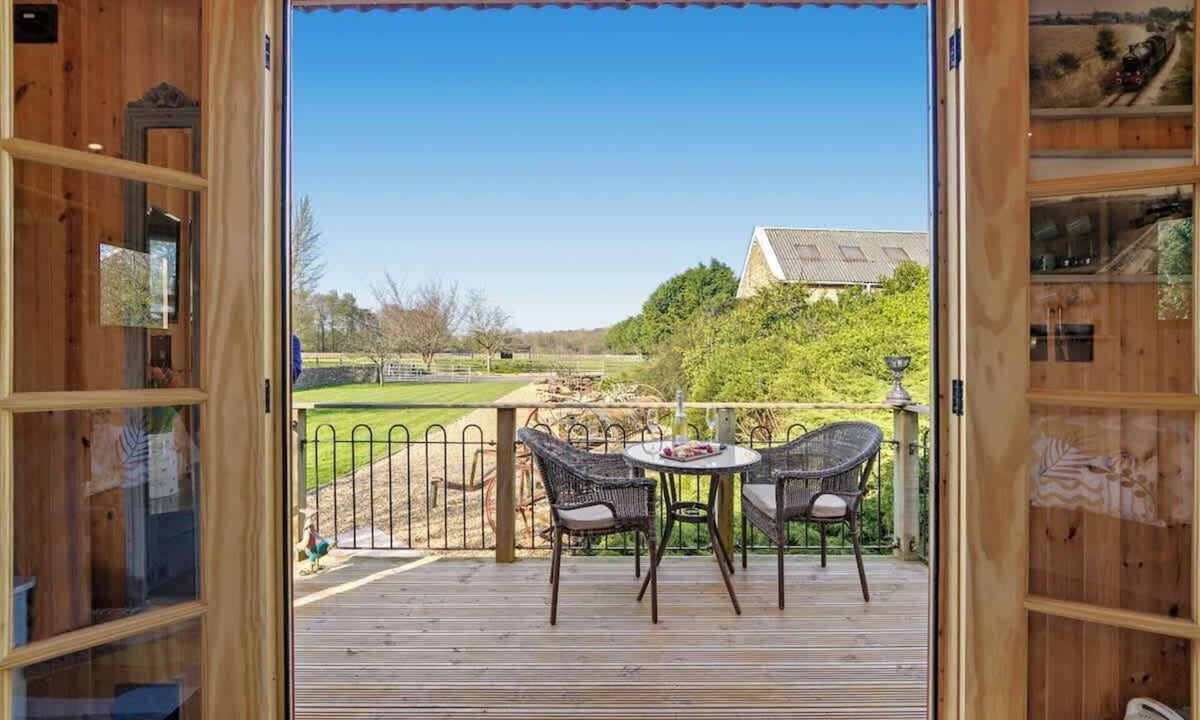 Ampney Crucis House | Railway Carriage w/Parking & WiFi, Pet-Friendly