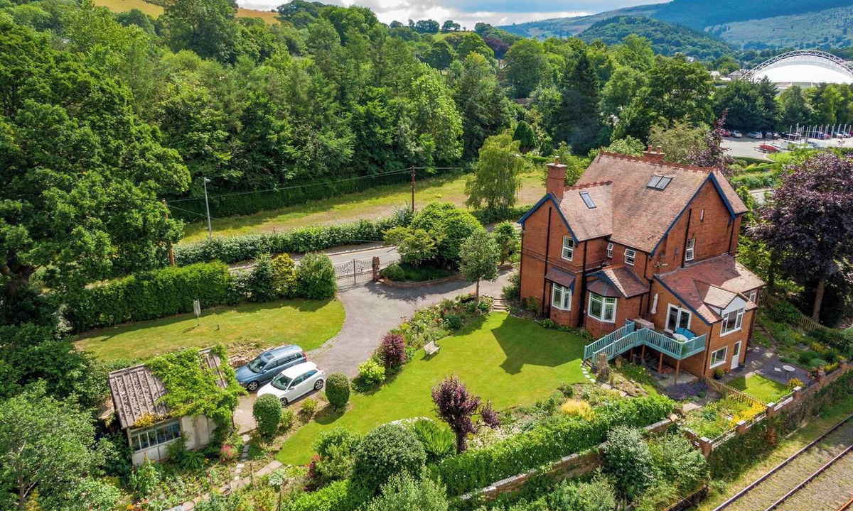 Llangollen Apartment | Railway & Riverside Retreat