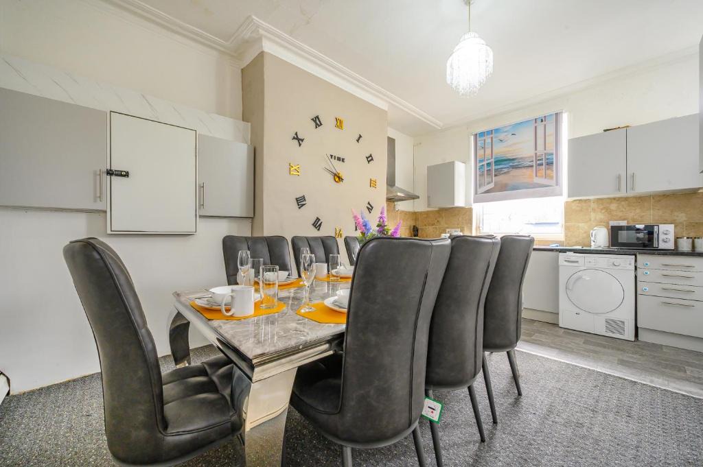Beeston House | RE15CF - Comfortable Shared Bedroom in Beeston