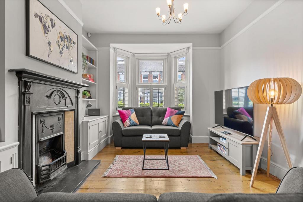 Reading City Centre Apartment | Reading Station - Modern Home with its own Garden Sleeps 6