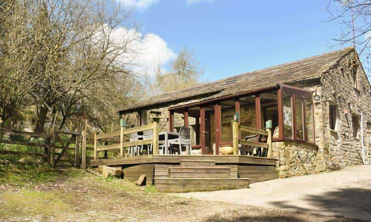 Hawes House | Red Squirrel Haven 2BR House - Sleeps 4 - Parking