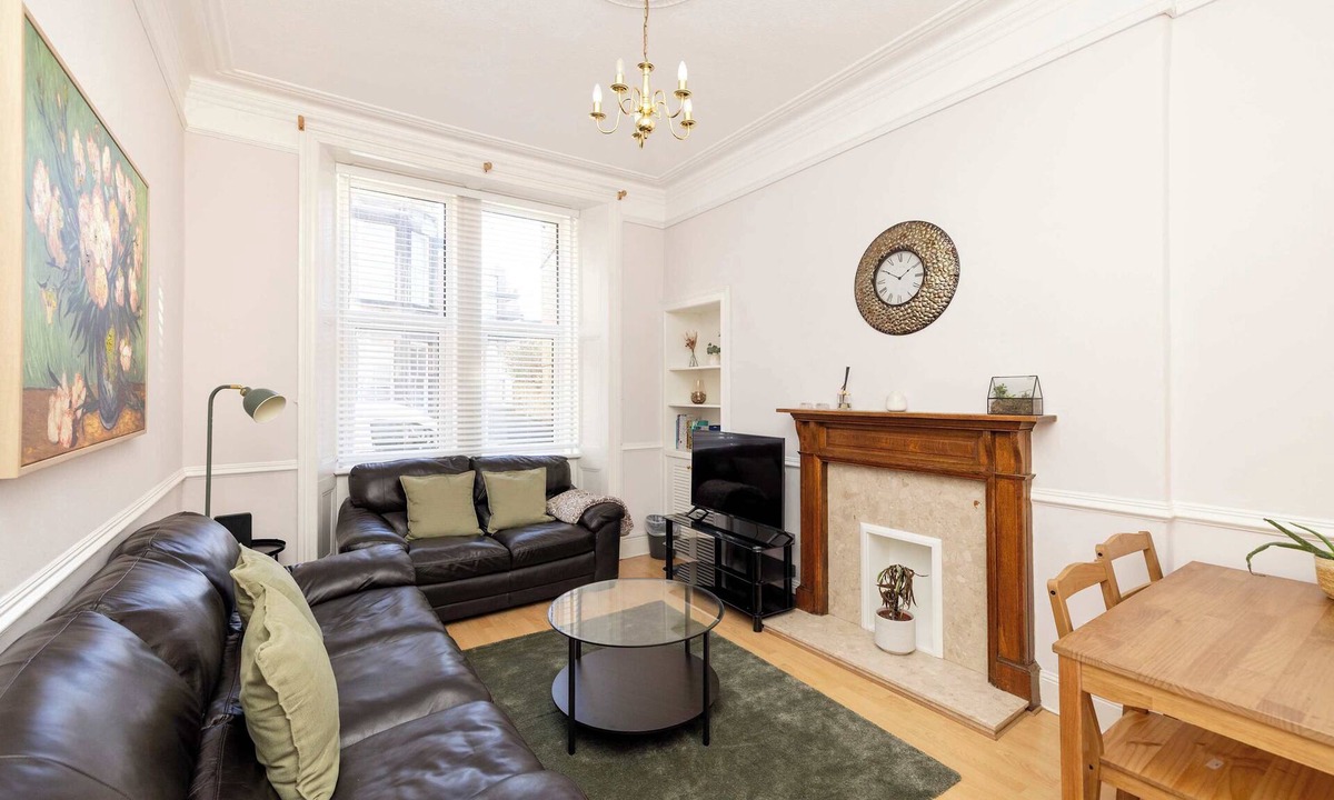 Merchiston Apartment | Refined 2-Bed Flat with Classic Edinburgh Charm