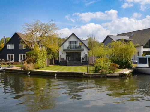 Wroxham House | Rendezvous - stunning corner plot on the main river in Wroxham