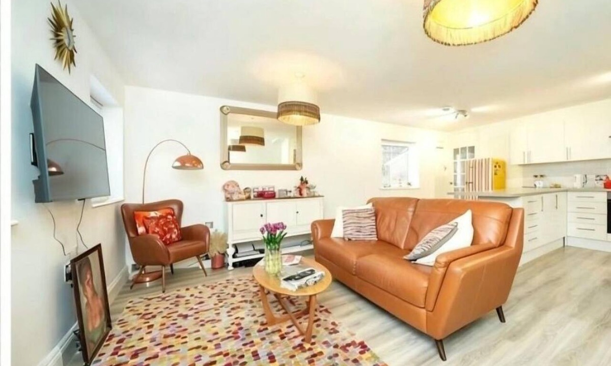 Sutton Coldfield Apartment | Retro, modern 1 Bed Apartment Sleeps 2 -Free Parking -WiFi & Tv