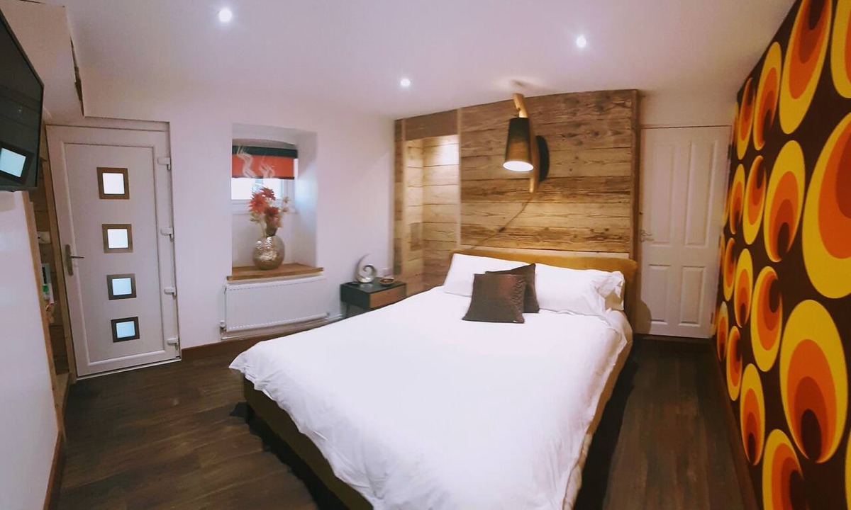 Par Apartment | Retro Studio Suite - Ensuite with Shower