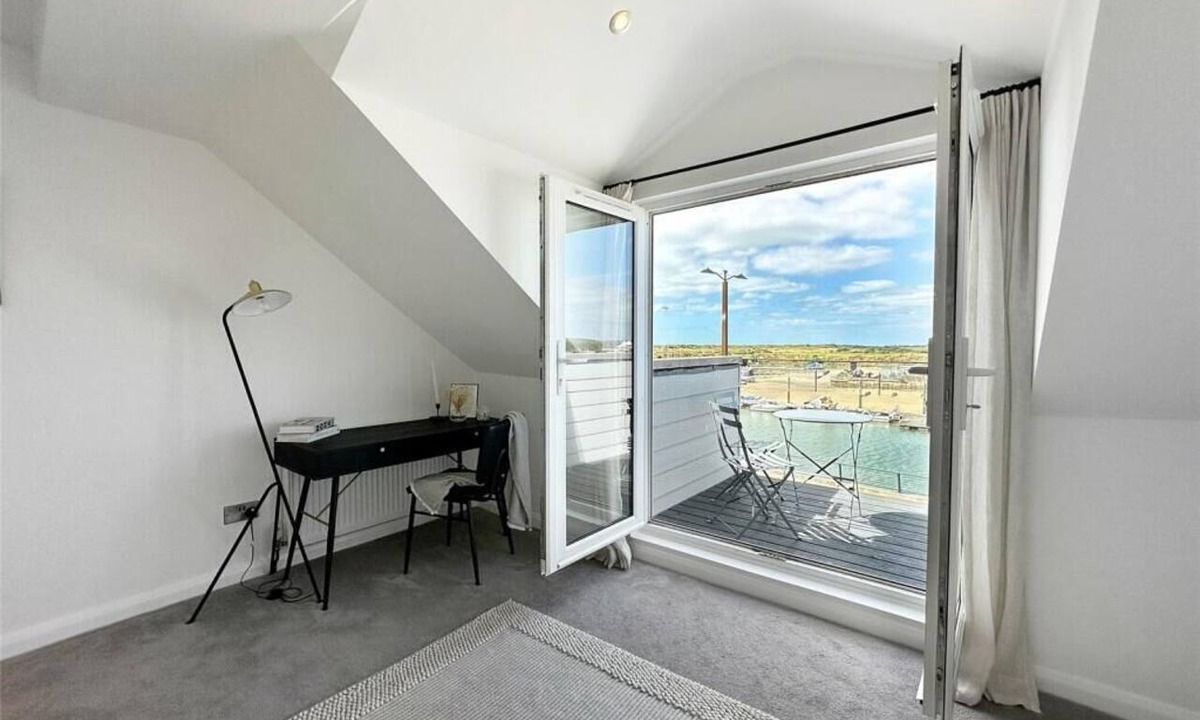 Littlehampton Apartment | River Breeze 3-Bed Balcony Apartment