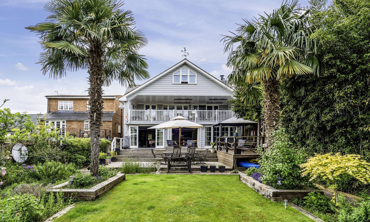 Thames Ditton Cottage | RIVER HAVEN - RIVER THAMES FRONTAGE HOUSE in Thames Ditton
