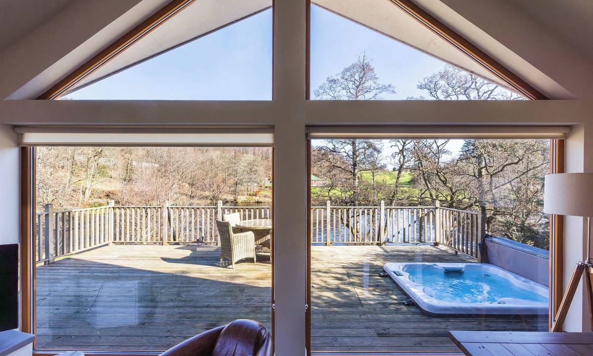 Killin Villa | Riverbank- Glass-Fronted Riverside Stay -Hot Tub