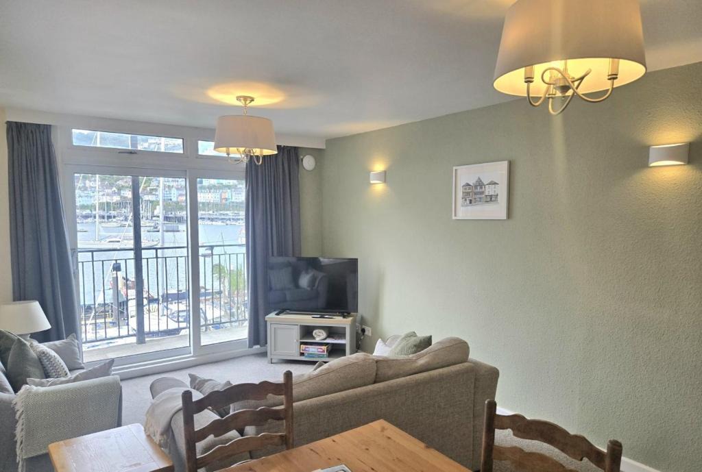 Dartmouth Apartment | Riverside 2