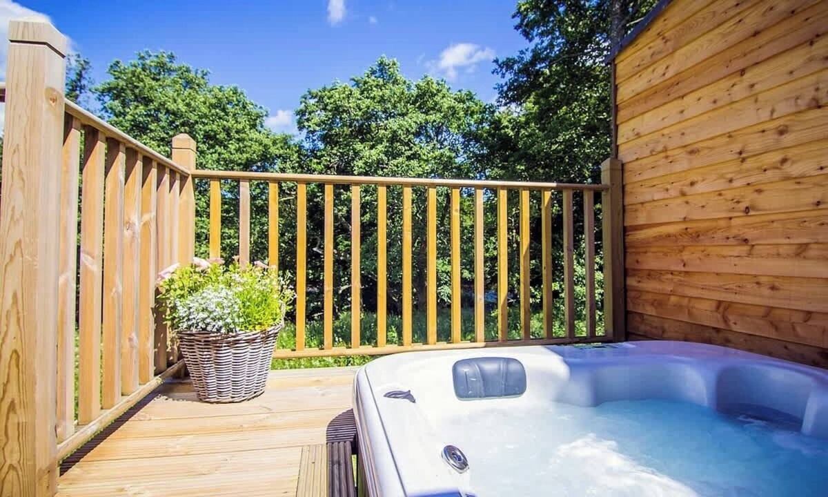 Killin House | Riverside Hideaway for Two Hot Tub River Lochay