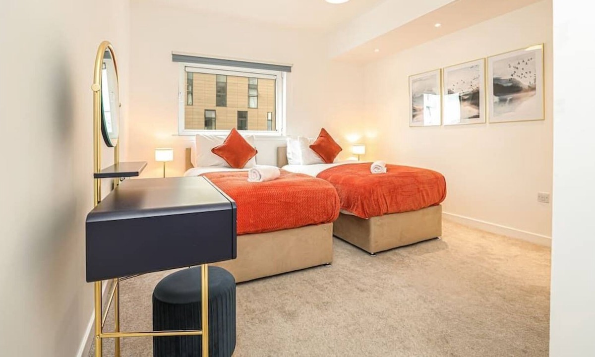 Partick Apartment | Riverside Modern Spacious 2 Bedroom Flat