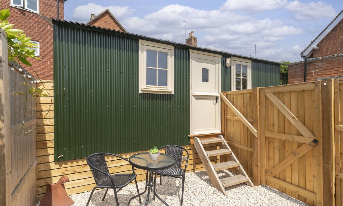 Tewkesbury Apartment | Riverside Shepherd’s Hut with Hot Tub | Central Te