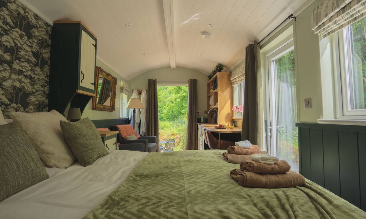 Haltwhistle Cabin | Romantic Shepherd's Hut with Wood-Fired Hot Tub
