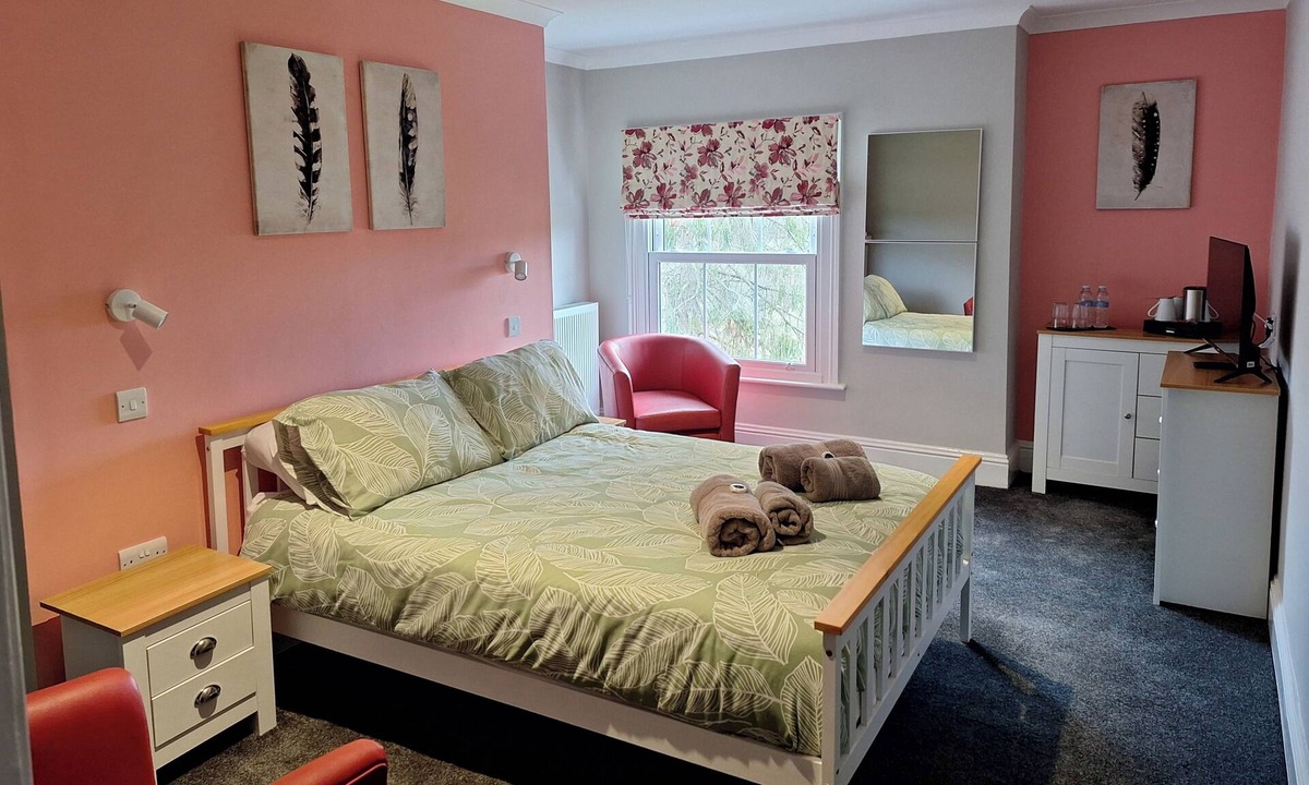 Cranleigh House | Room-comfortable Double Room With Bath