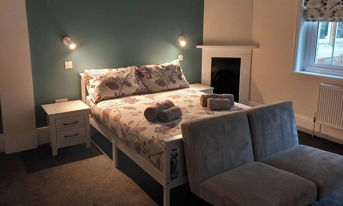 Cranleigh House | Room-comfortable Spacious Double Ensuite