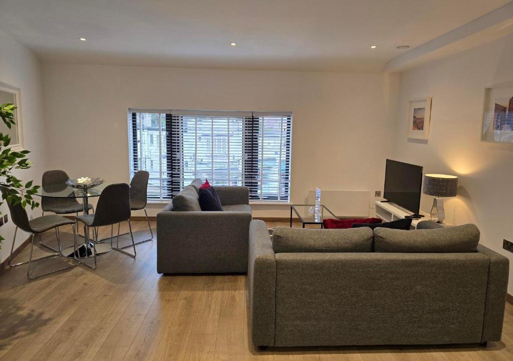 Thames Ditton Apartment | Roomspace Serviced Apartments - Harvest Lane
