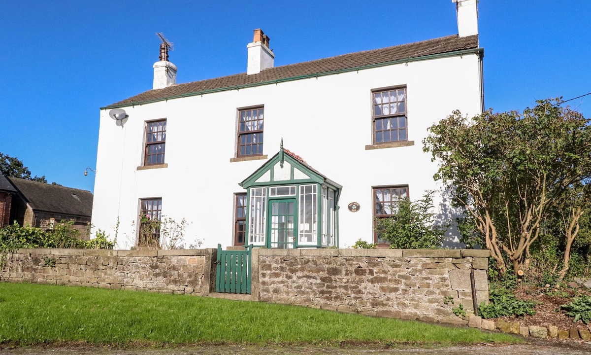 Knott End-on-Sea Cottage | RUSTIC LANCASHIRE FARMHOUSE, pet friendly, with a garden in Garstang