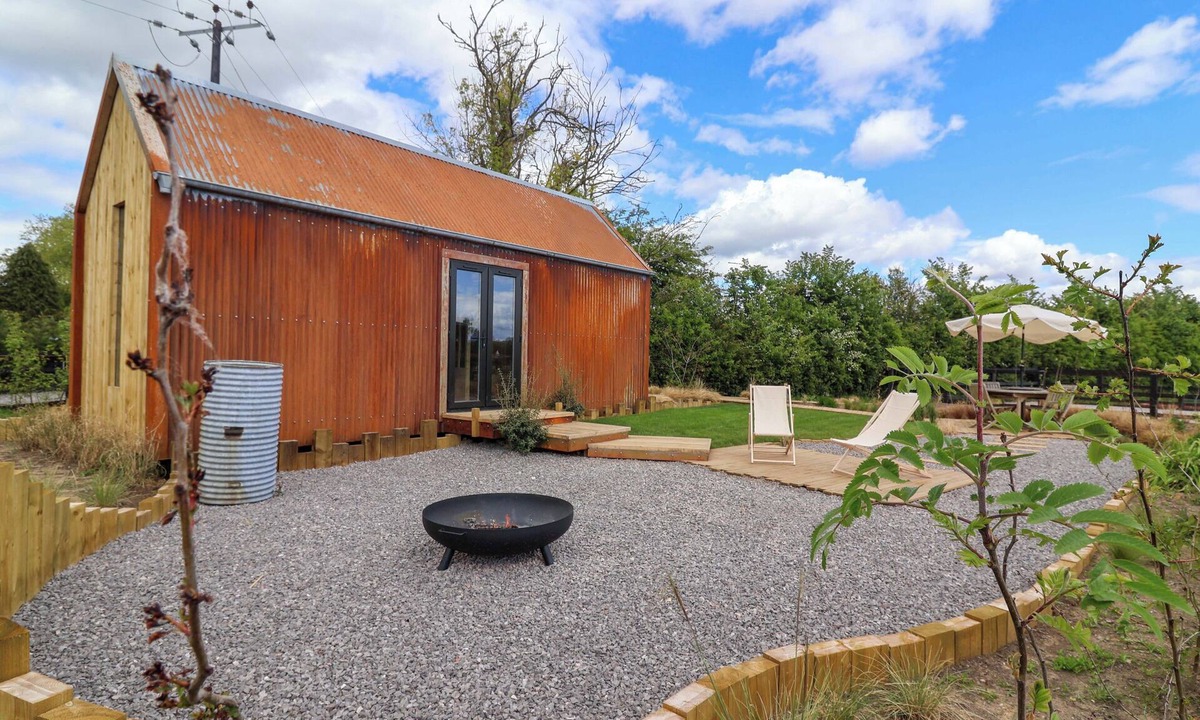 Ashton Keynes Cottage | RUSTWOOD MANOR, pet friendly, with a garden in Minety