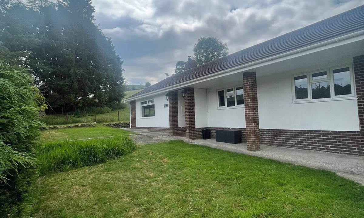 Llandrindod Wells Cottage | SADDLEBACK BUNGALOW, pet friendly, with open fire in Builth Wells