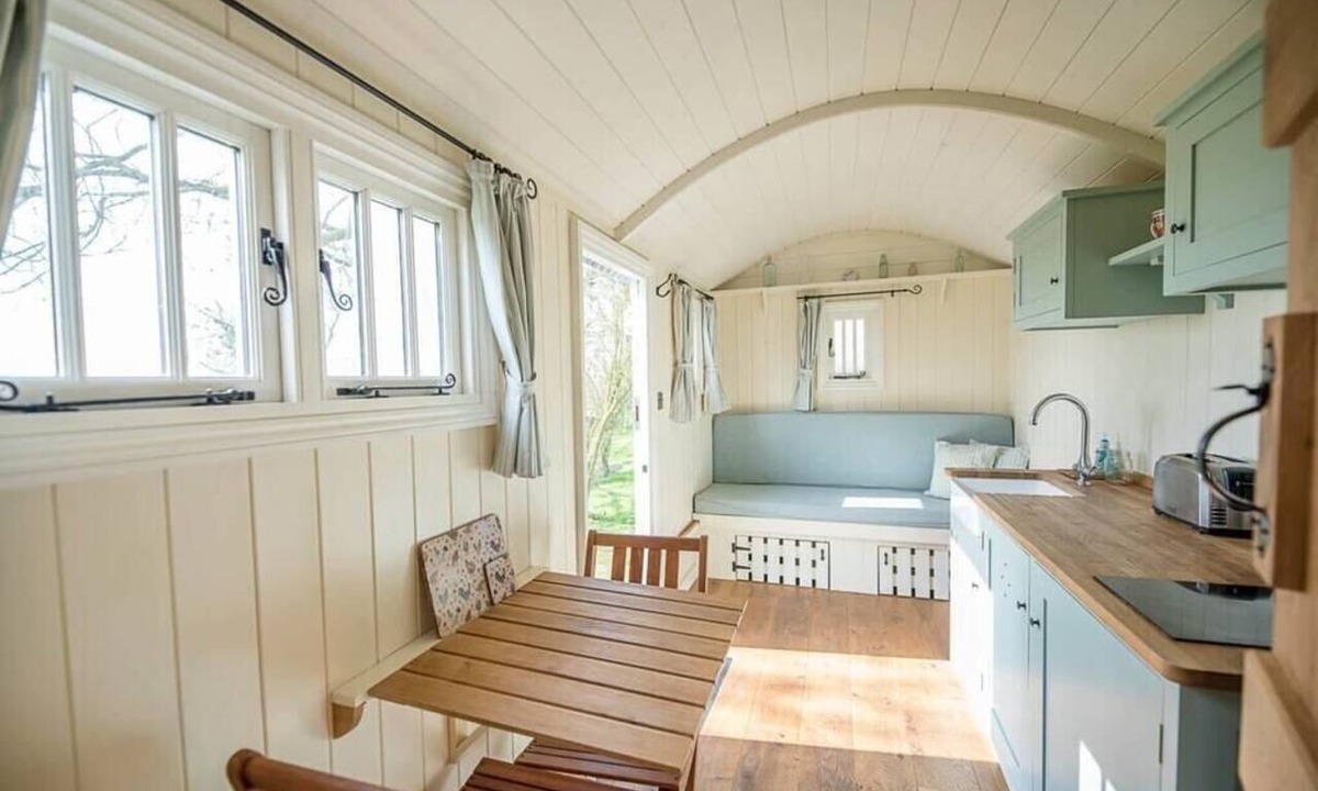 Framlingham Apartment | Sage Shepherds Hut at Boundary Farm, Framlingham