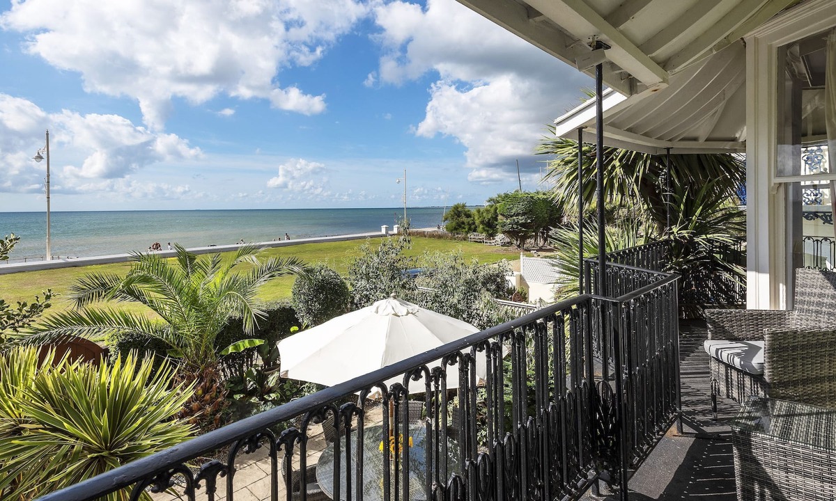 Bognor Regis Cottage | Sea House , Bognor Regis - sleeps 12 guests in 5 bedrooms
