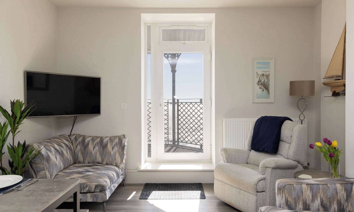 Bognor Regis Apartment | Seafront Apartment with Balcony & Panoramic Views