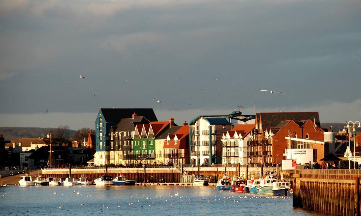 Littlehampton House | Seafront Apartment Private Garden & Free Parking