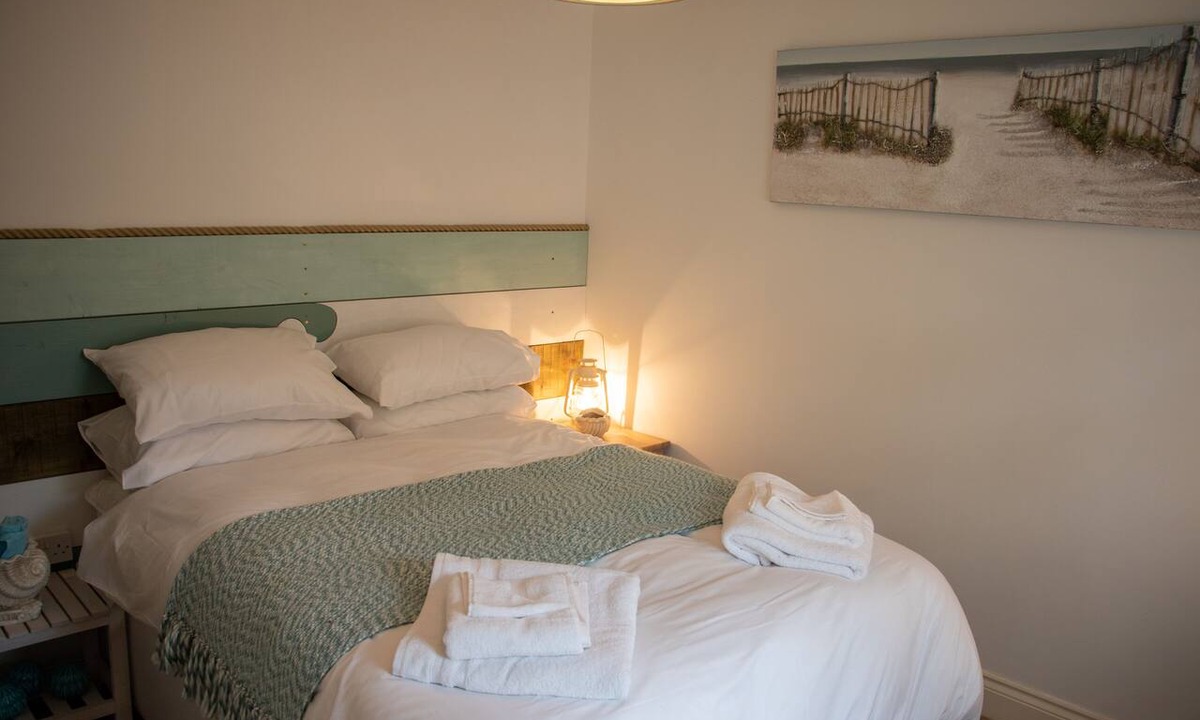 Eastbourne City Centre Apartment | Seashells a charming ground‑floor 1‑bedroom apartment, own entrance, parking