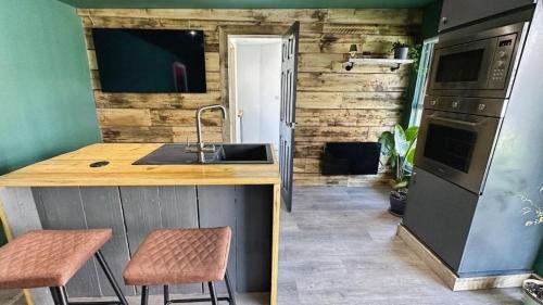 Cribbs Causeway Apartment | Self contained cabin - The VenU