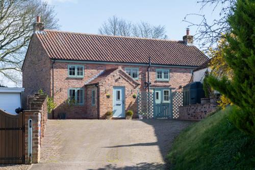 Huggate House | Serene Yorkshire Wolds Cottage Sleeps 6 EV