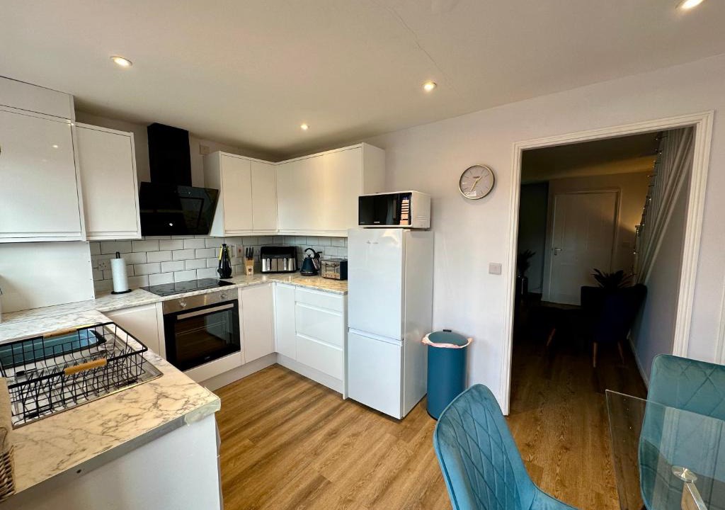 Bedford House | Serviced Accommodation, 3 Bed, allocated off road parking, Contractor Ready