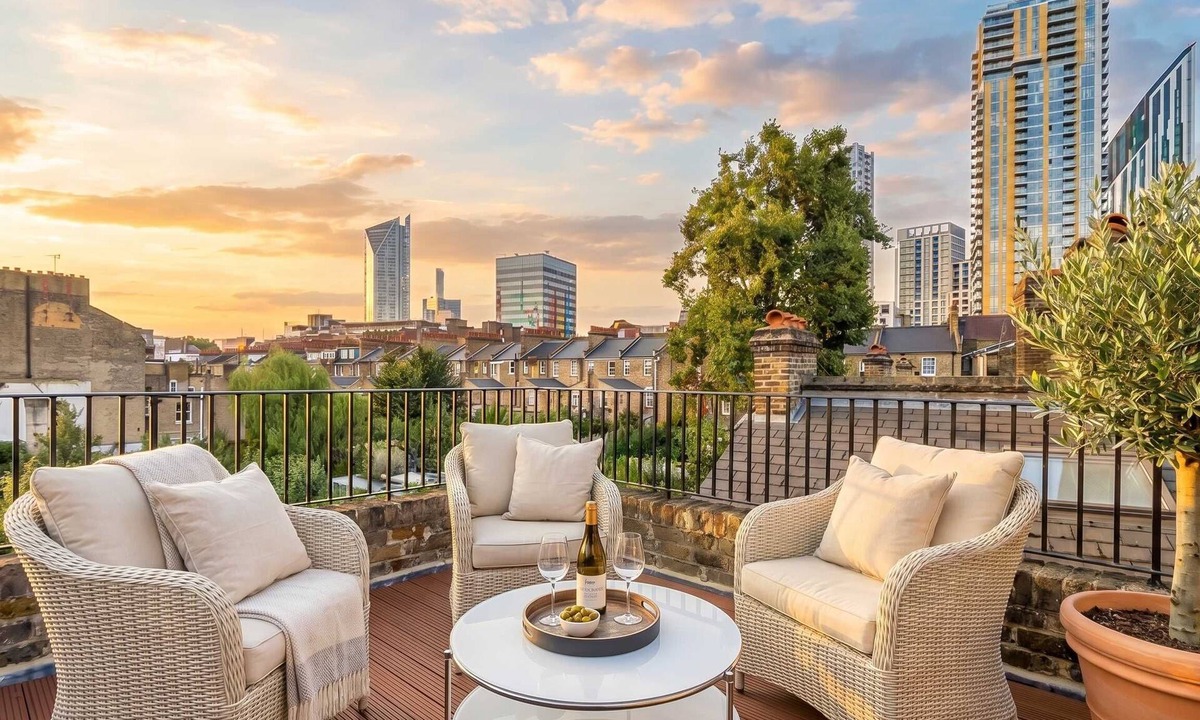 Elephant and Castle Apartment | Shard View on Terrace 4BR Rare London Station Stay, Close to London Eye, 2 Min walk From Station, Cinematic Scenes for 10