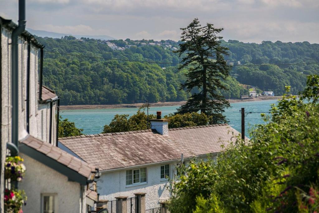 Menai Bridge House | Shell Cottage
