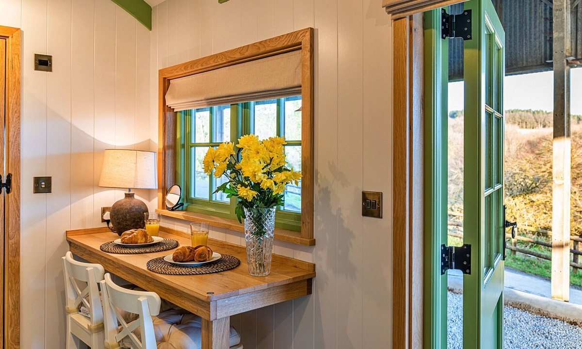 Beaworthy House | Shepherd's Hut in Devon by Scenic Lake