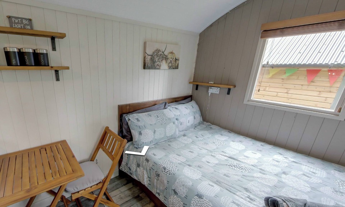 Oakmere Apartment | Shepherd's Hut - Sleeps 2 - Hot Tub