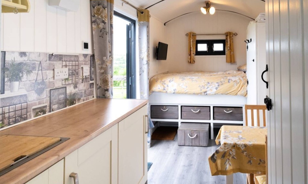 St Wenn Cabin | Shepherd's hut with hot tub