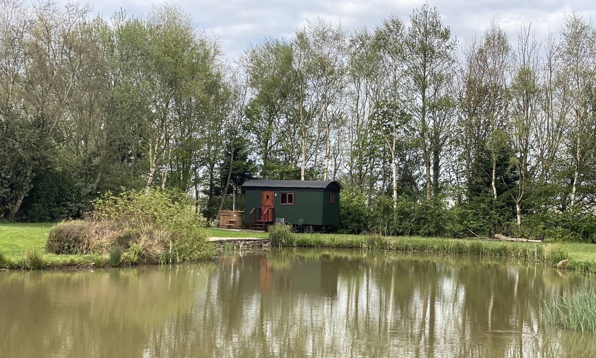 Ormskirk Apartment | Shepherds Hut Classic Lake View