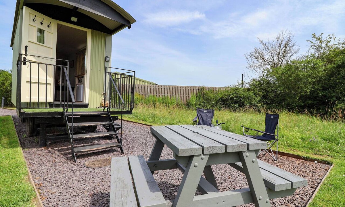 Loppington Cottage | SID'S NEST, pet friendly, with a garden in Wem