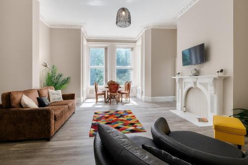Wakefield House | Sky Emerald Manygates Park with Workspace and Private Parking