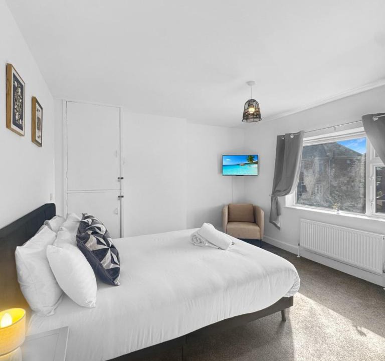 Codnor House | Sleeps 10 4 bed Ripley with Garden & Driveway