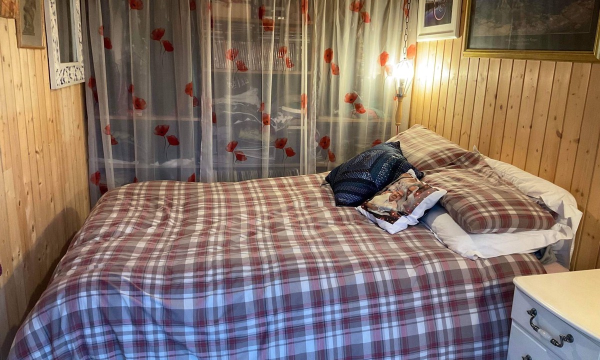 Mainland Cabin | Sleeps 2, includes breakfast