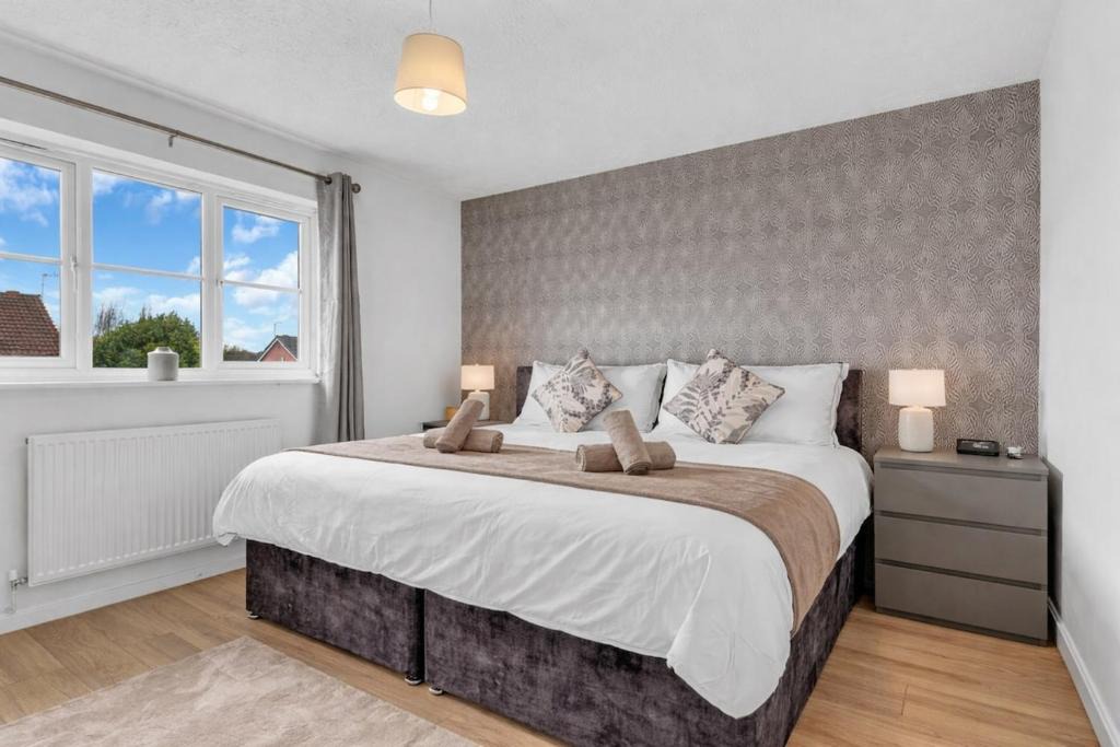 Wrexham House | Sleeps 4 3 Bathrooms Wrexham AFC Driveway